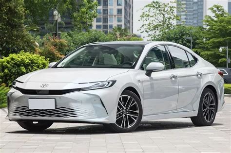 Модели Toyota Camry и Volkswagen Passat