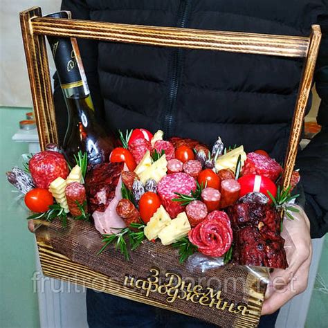 С сыром и деликатесами