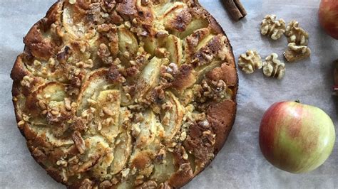 Ароматный яблочный пирог с корицей и орехами