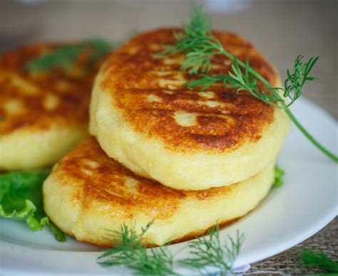 Зажаристый куринный стейк в сопровождении аппетитных картофельных смешариков