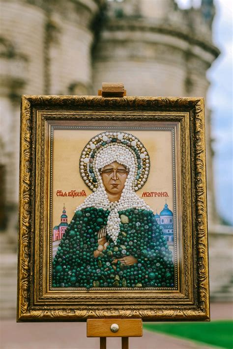 Зачем паломники приносят и оставляют предметы у чудотворной иконы Матроны Московской