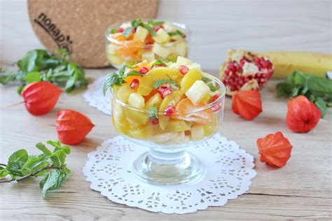 Освежающий фруктовый салат с яблками и ягодами