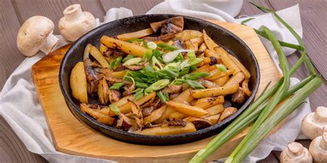 Приготовление ароматного соуса к блюду с грибами и картошкой
