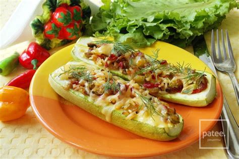 Разнообразные и сытные блюда: фаршированные кабачки с овощами и грибами