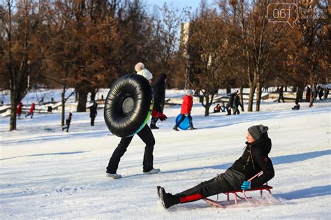 Веселье в зимних радостях: катание на санках и лыжах