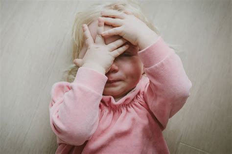 Возможные причины, по которым ребенок упирается головой в кроватку