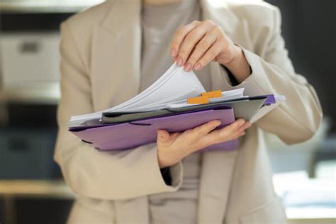 Выплаты зарплаты и отпускных: особенности первого рабочего дня
