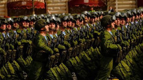 Начало столкновения мощных армий