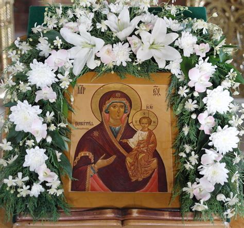 Практика украшения иконы святыми цветами