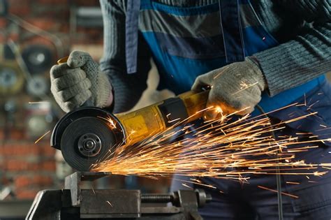 Работа с помощью шлифовальной машины
