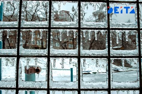 Резкое похолодание и убранные в шкафы теплые вещи