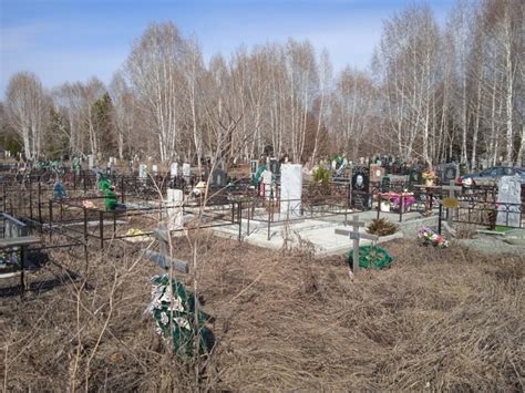 Родительский день на кладбище осенью
