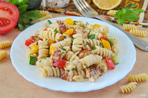 Салат с макаронами и курицей