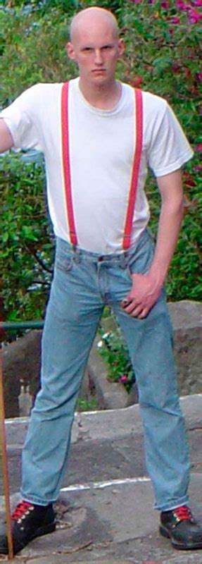 Белые подтяжки у скинхедов: их значение и история