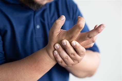 Боли в правой руке: симптомы и диагностика