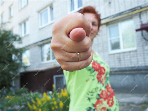 Жест с согнутым большим пальцем в современном обществе