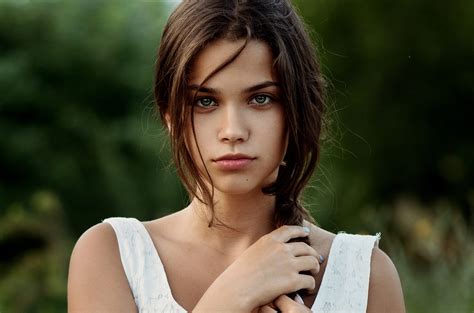 Зеленоглазая девушка: одаренность природы