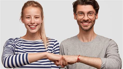 Изменения в рукопожатиях между мужчиной и женщиной со временем