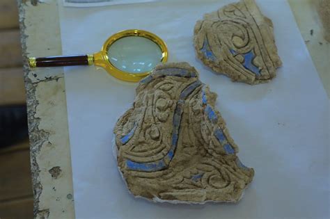 Исторические артефакты с треугольником и солнцем