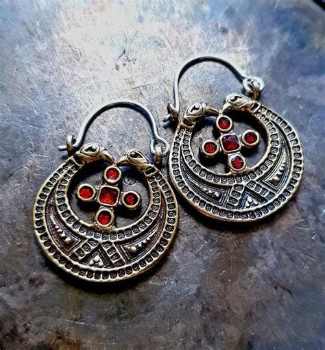 История и символика серьги с крестом