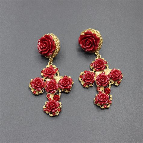 Модный аксессуар: серьги с крестом в мире моды