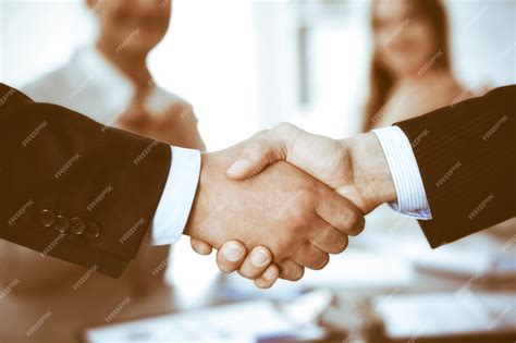 Пальцы и рукопожатие