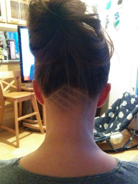 Причины выбритого затылка у девушек