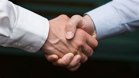 Рукопожатие: история и традиции